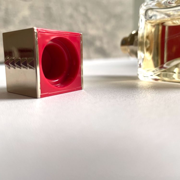 Valentino Voce Viva Perfume Reviewed: Light, Sweet & Delicate Valentino Voce Viva EDP 5