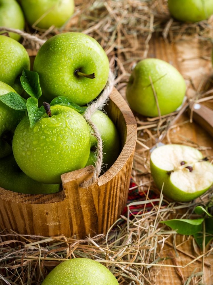 Creed Green Irish Tweed vs Aventus: Ultimate Comparison green apples