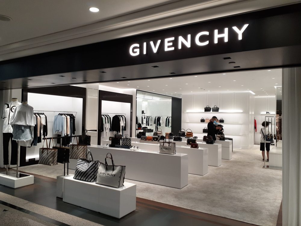 Givenchy Gentleman Perfume Reviewed: Elegant & Timeless Givenchy Store