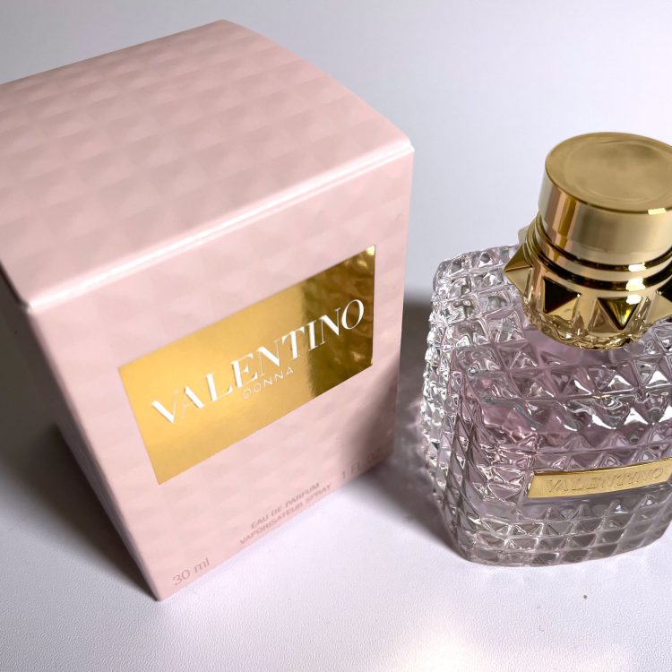 Valentino Donna Perfume Reviewed: Exquisite & Impressive Valentino Donna Closeup
