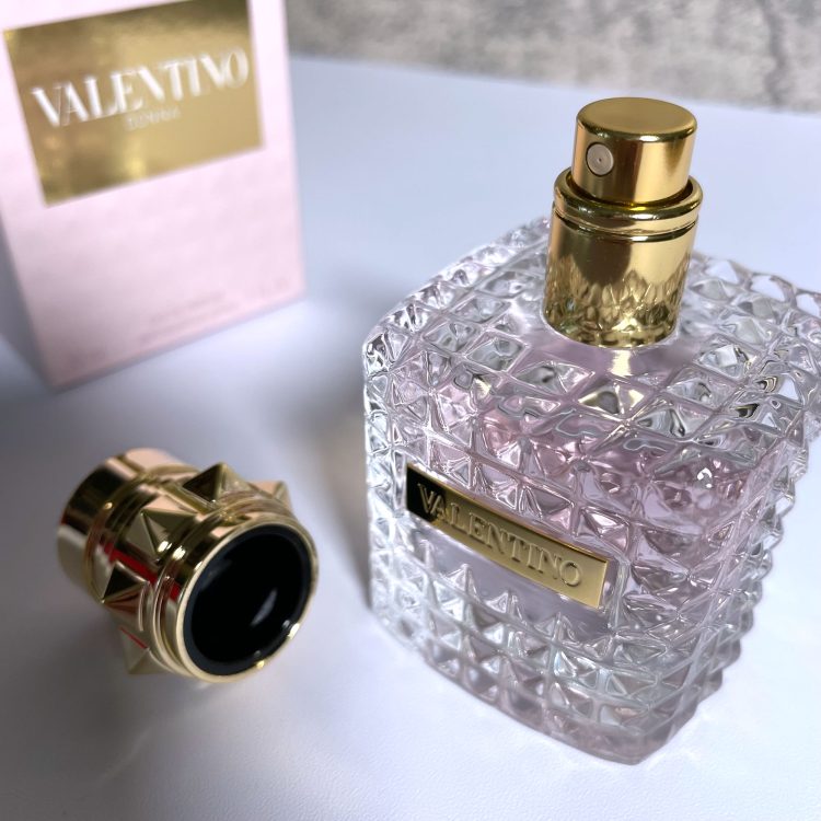 Valentino Donna Perfume Reviewed: Exquisite & Impressive Valentino Donna Sprayer