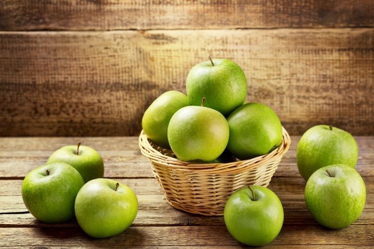 Versace Eros vs Dylan Blue: Ultimate Comparison a basket full of green apples