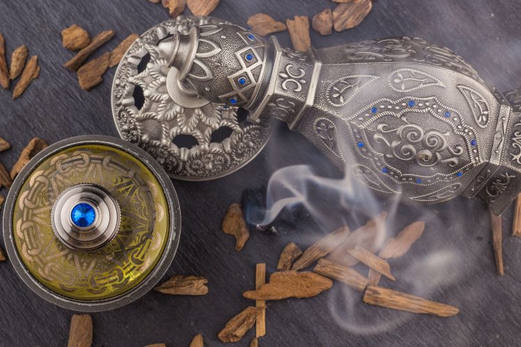 What Does Oud Smell Like + 5 Best Perfumes To Try calming oud essence : what does oud smell like