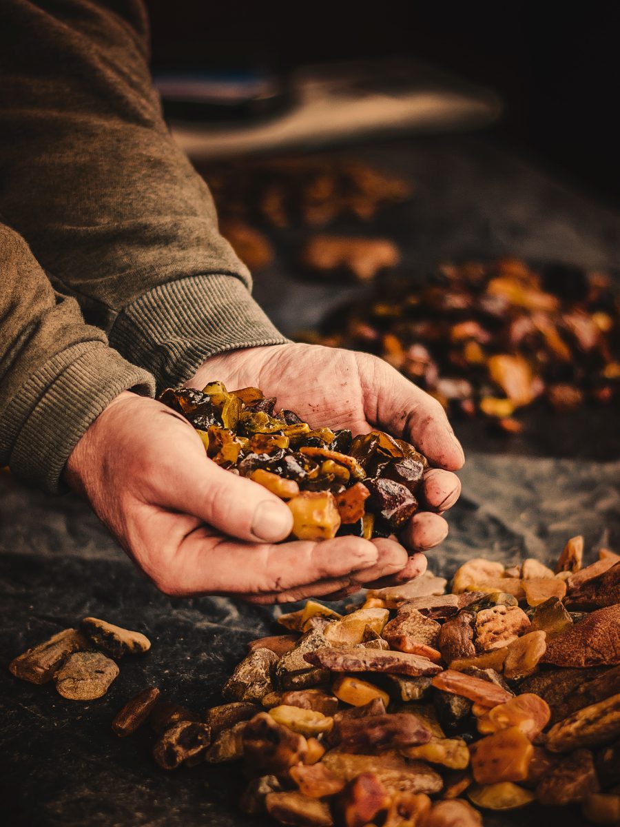 What Does Amber Smell Like? Use of Amber in Perfumery