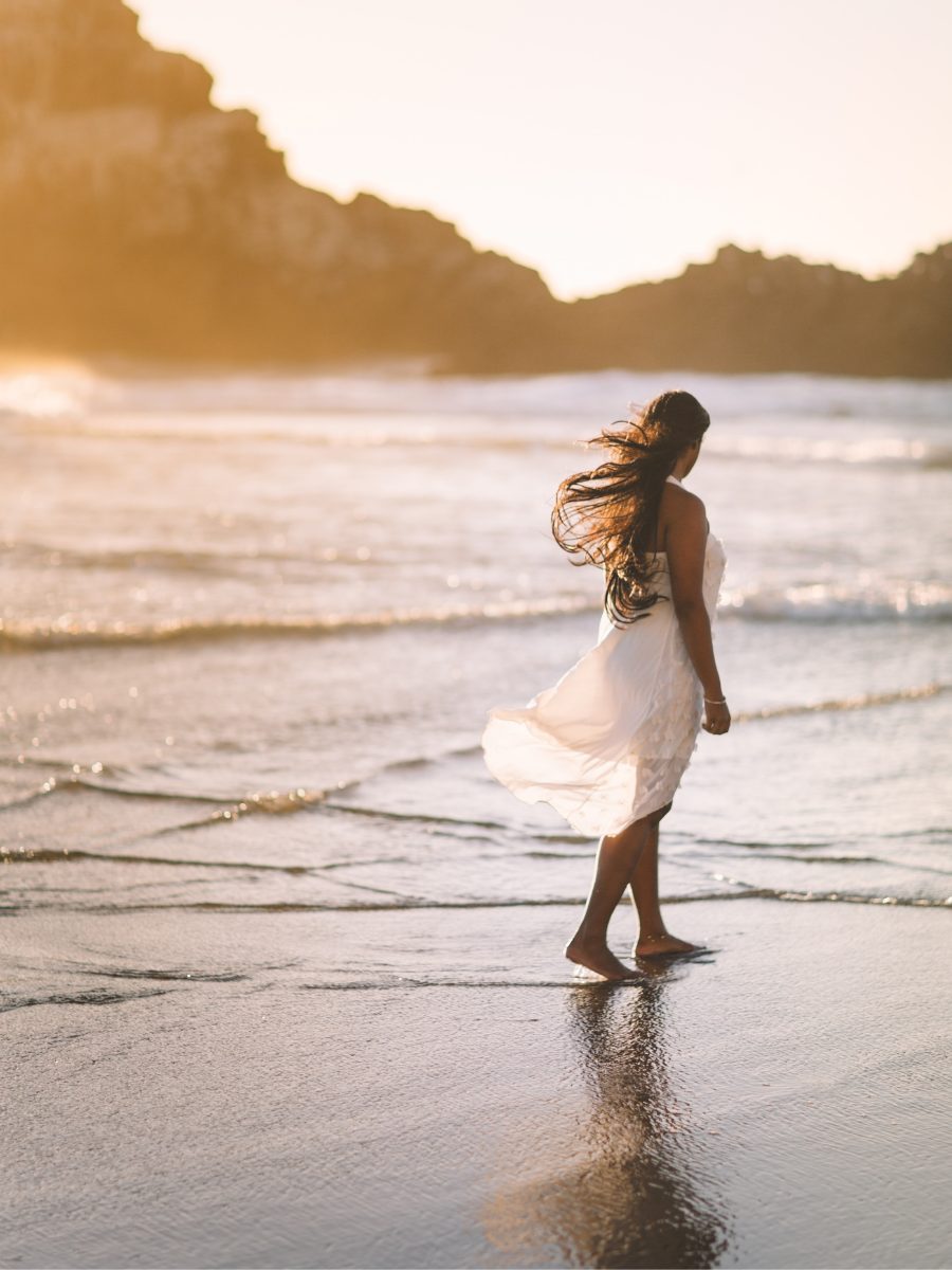 Elizabeth Arden White Tea EDP Review: Light & Airy Woman at the Beach