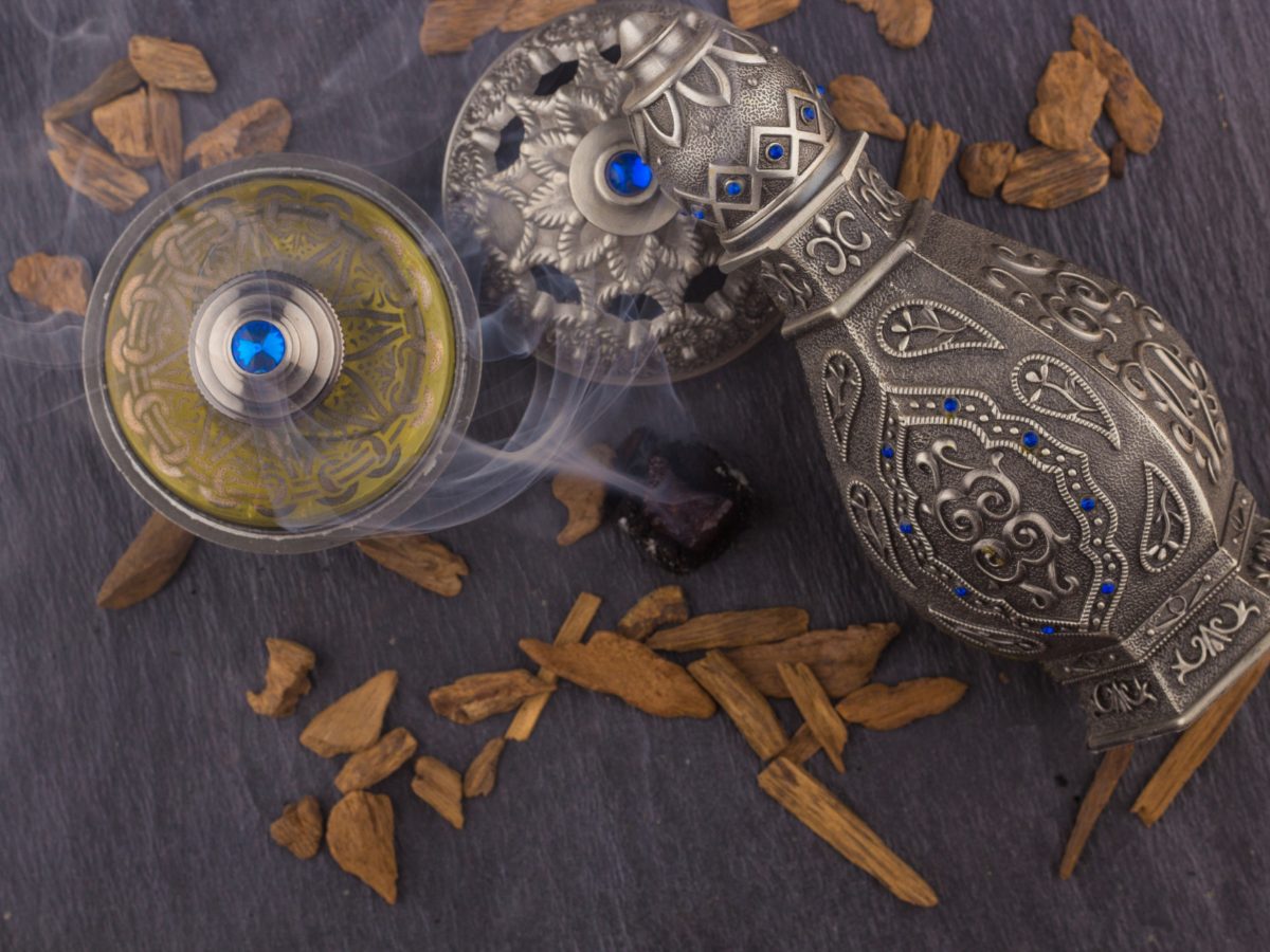 Woodsy Fragrances: Will You Like Them? Oud-Perfume