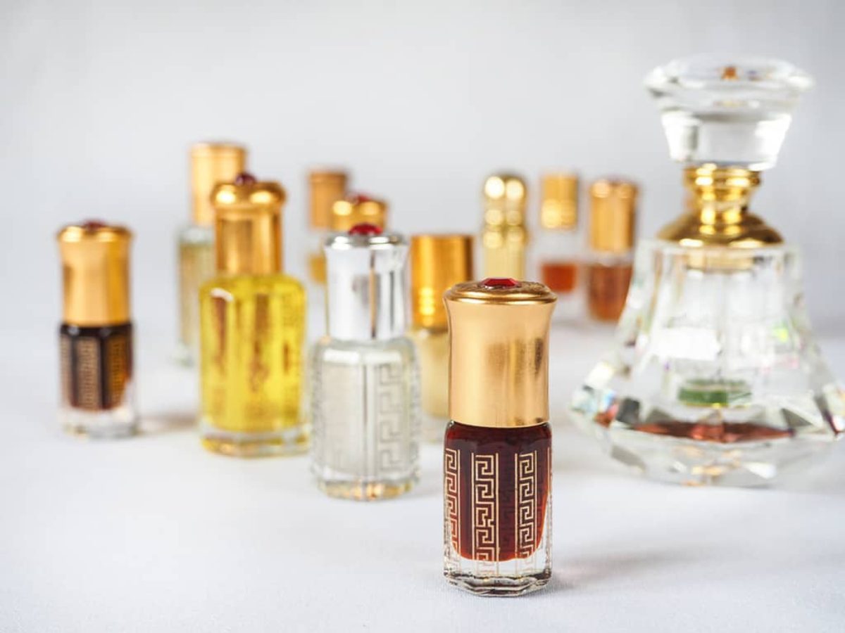 11 Best Oud Perfumes (That Aren’t Overwhelming) Oud Perfumes