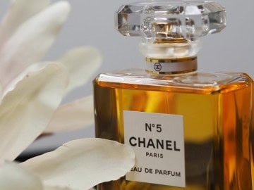 9 Best Soft Floral Perfumes: Powdery & Feminine Soft Floral Perfume Chanel No.5.
